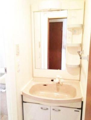 Wash basin, toilet. Shampoo dresser