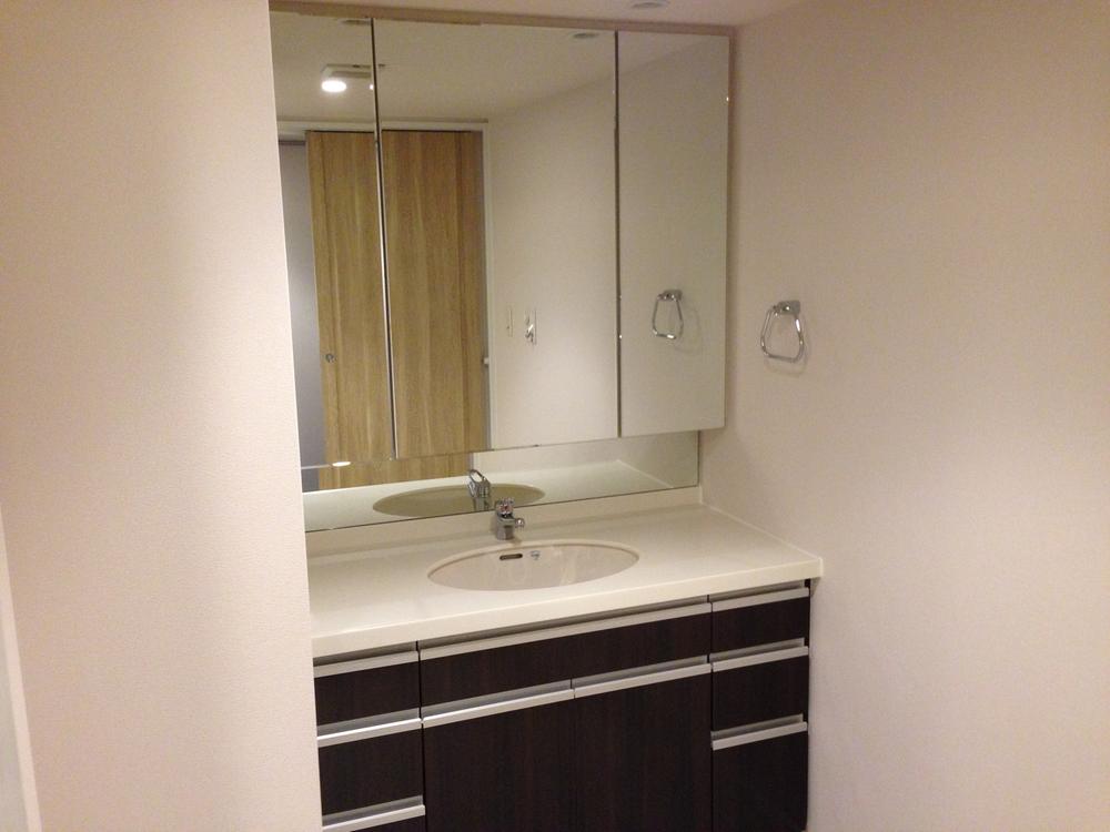 Wash basin, toilet. A large mirror and a large capacity storage