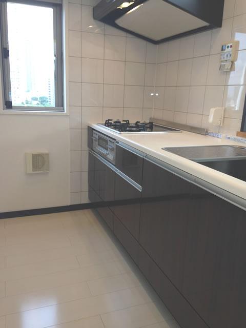 Kitchen. There is a window in the kitchen, Bright is! ! Stove burner, Mixing faucet is already replaced with a new one! !