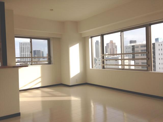 Living. Southeast Corner Room, Per 11 floor, Daylighting, View is good! !