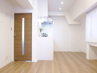 Living. ~ Interior was completed ~  top floor, Corner room, Exposure to the sun ・ View is good.  It is plenty of storage in the walk-in closet new.  Air conditioning 1 groups installation completed.  "Kachidoki" a 3-minute walk from the station.