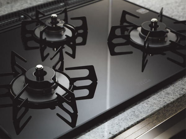 Kitchen.  [Stove burner] Easier to clean after cooking, Adopt a high glass top durability. Both three-necked equipped with automatic lighting failure safety device. (Model Room 100A type / September 2013 shooting)