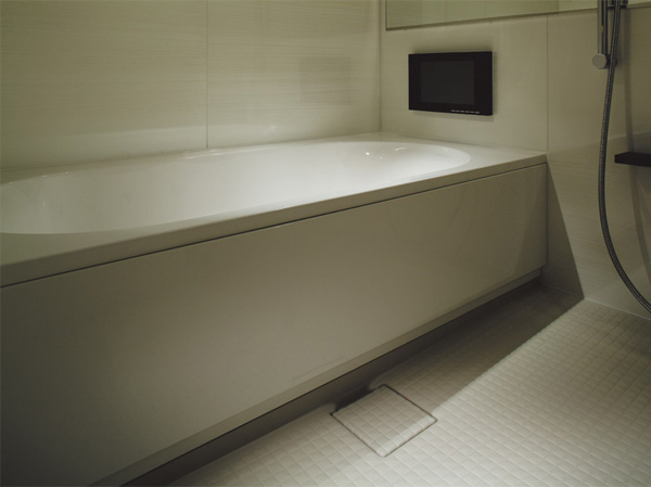 Bathing-wash room.  [Low-floor bathtub / Samobasu] Low floor type bathtubs to lower the straddle sales to bathtub. It gives due consideration to the safety. (Model Room 100A type / September 2013 shooting)