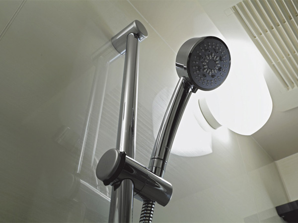 Bathing-wash room.  [Grohe Corp. shower head] Adopted Grohe Co. shower head. Also equipped with a massage function. (Model Room 100A type / September 2013 shooting)