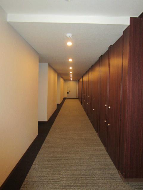 Other common areas. Inner hallway