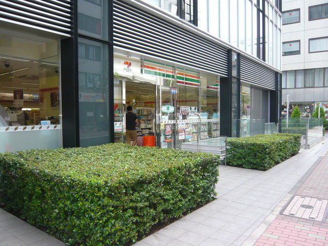 Convenience store. Seven-Eleven Ginza 2-chome up (convenience store) 92m