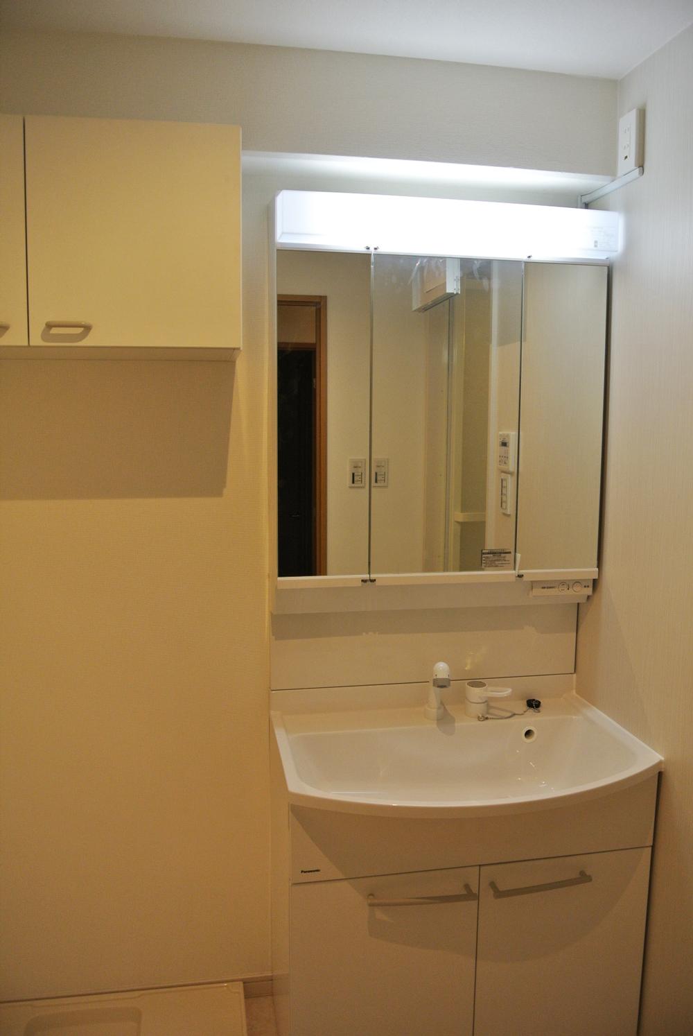 Wash basin, toilet. Indoor (12 May 2013) Shooting