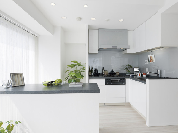 Living.  [Easy-to-use L-shaped kitchen] Easy-to-use L-shaped kitchen. Also installation island counter that bottom has become storage space. Housework is also comfortable in a bright space facing the window.