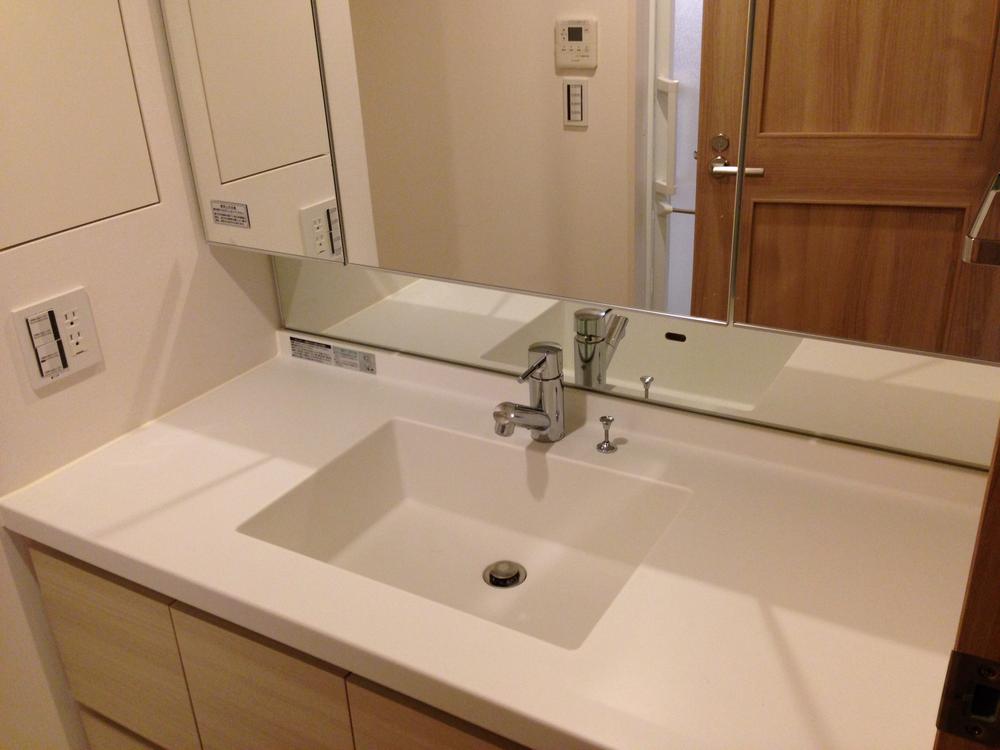 Wash basin, toilet. Indoor (11 May 2013) Shooting