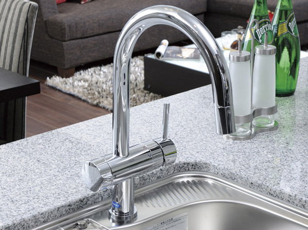 Kitchen.  [Germany ・ Grohe manufactured by water purifier integrated mixing faucet] Adopt a hand shower faucet with a built-in faucet integrated water purifier can also be used in cooking with confidence the beautiful water. Since the hose is pulled out, Cleaning is also convenient and easy to.