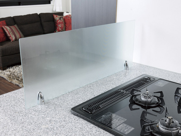 Kitchen.  [Oil wings prevention board] Oil wings for preventing board created in tempered glass. Made of glass does not impair the sense of unity with the living.