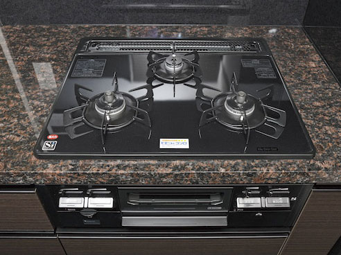 Kitchen.  [Two short beeps and a stove] 3-burner stove of temperature adjustment function and equipped with simple function of anhydrous double-sided grill. A glass top width 600mm, Cleaning at the time of boiling over even us with easier.