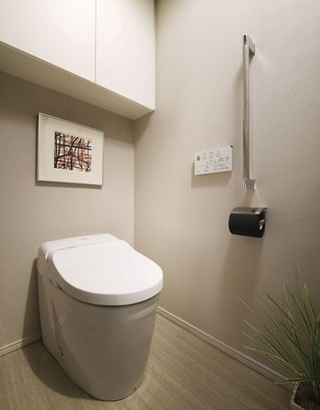 Interior.  [Bidet ・ 6 liters water-saving toilets] Adopted water-saving with reduced wash water to 6 liters. Washlet, of course, TOTO unique antifouling technology (Sefoontekuto) prevents the adhesion of dirt. Since the hybrid type of low silhouette type space is also widely refreshing.