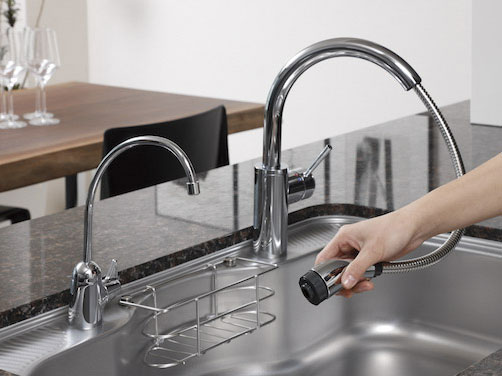 Kitchen.  [Hand Shower Faucets ・ Stand-alone water purifier] Faucet adopts a convenient flexible hose that can be drawn head portion. Water purifier is compared with an integrated, Was a high stand-alone built-in type of a more water purification performance.