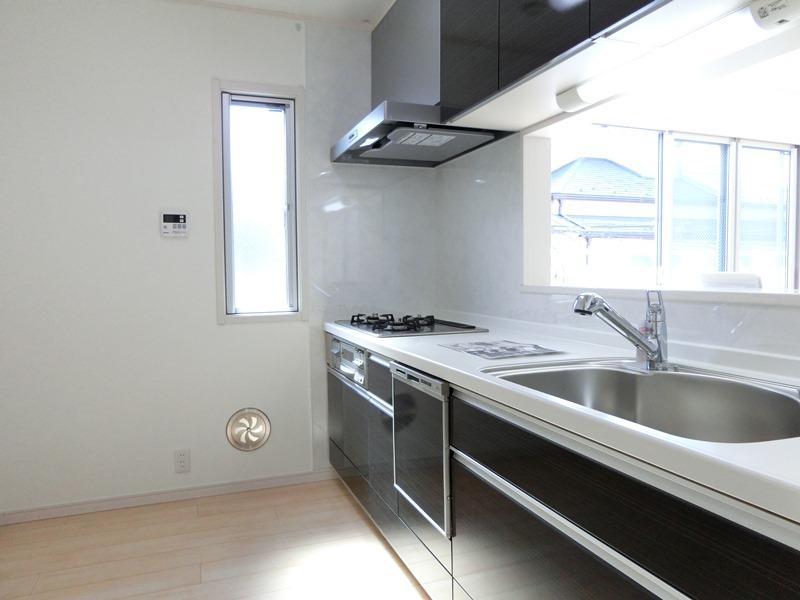 Kitchen. Bright face-to-face kitchen conversation of family bouncy Dishwasher ・ Water purification machines ・ The top plate is clean difficult to be scratched because it has adopted the artificial marble is easy.