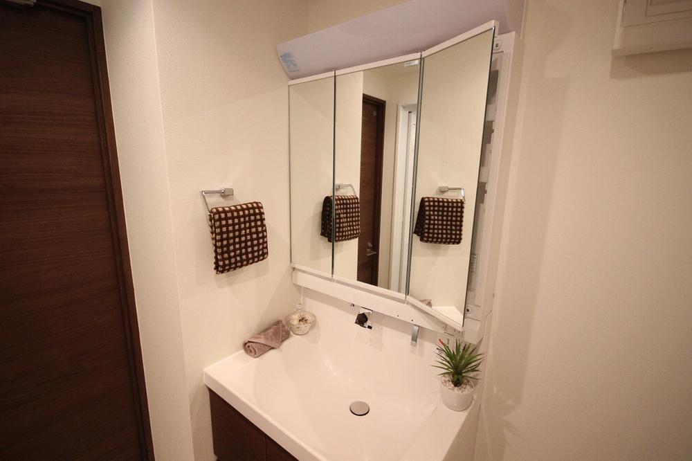 Wash basin, toilet. A amount of storage, It is a three-sided mirror