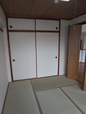 Non-living room. Living next to the Japanese-style room has become a sliding door, 18.2 Pledge that feeling of freedom you open the sliding door