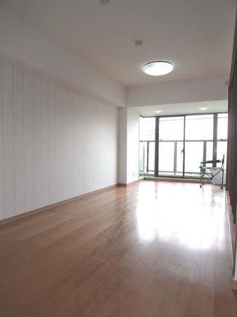 Non-living room. Western-style 6.6 Pledge also good per sun and facing the balcony