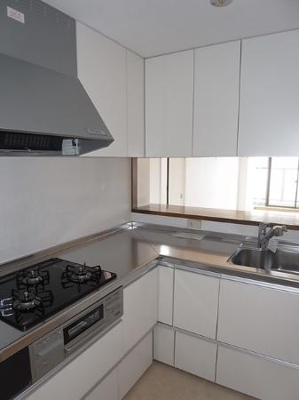 Kitchen. Nice easy-to-use L-time type kitchen