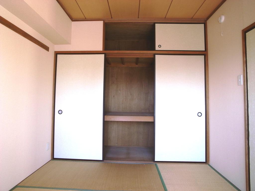 Living and room. Housed plenty of Japanese-style room