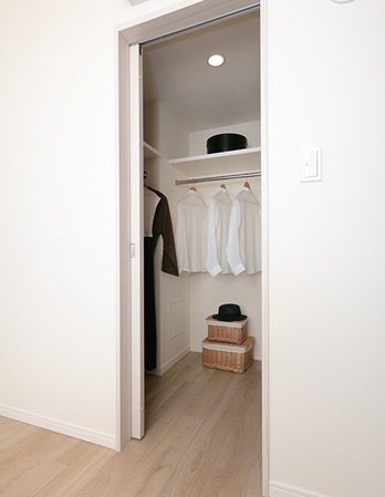 Receipt.  [Walk-in closet] Clothing is also like of course travel bag, Organize collectively ・ Installing the storage can walk in closet. Storage capacity is high walk-in closet brings a room to the entire room. (Except for some)