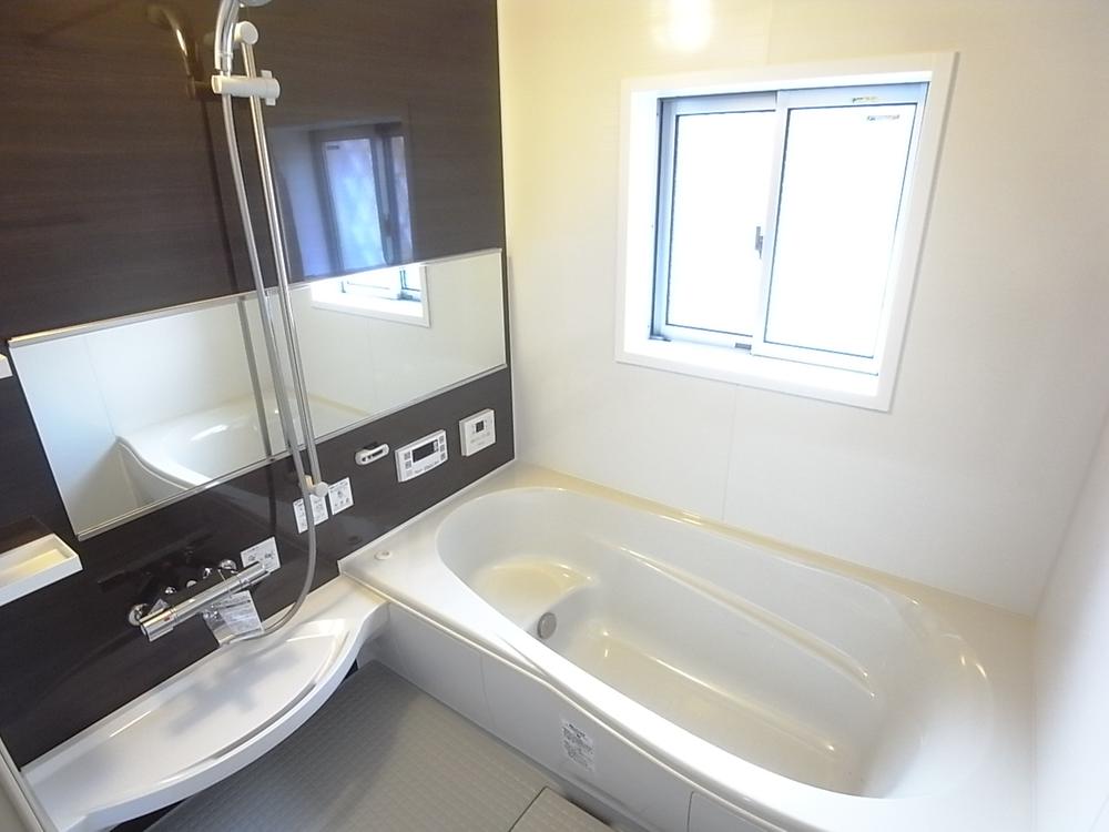 Bathroom. Is the unit bus model house D Building. It is comfortable with mist sauna.