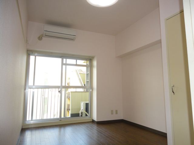 Living and room. Veranda side Japanese-style room.