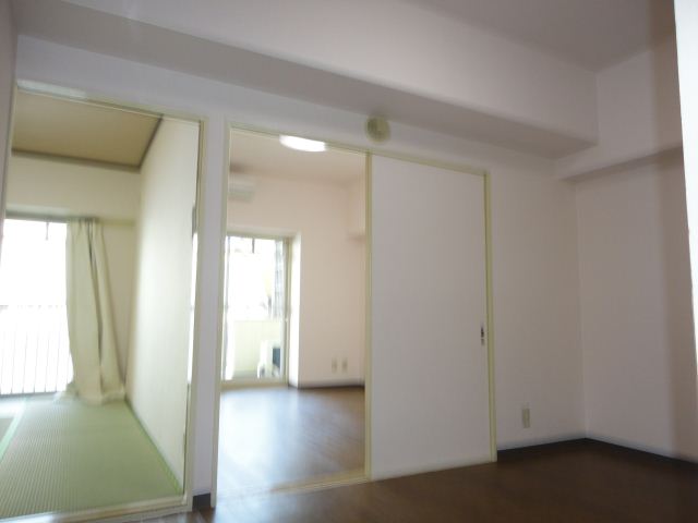 Living and room. Two-burner gas stove can be installed.
