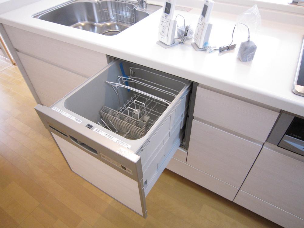 Kitchen.  ■ Built-in dishwashing with a three-necked gas system Kitchen!