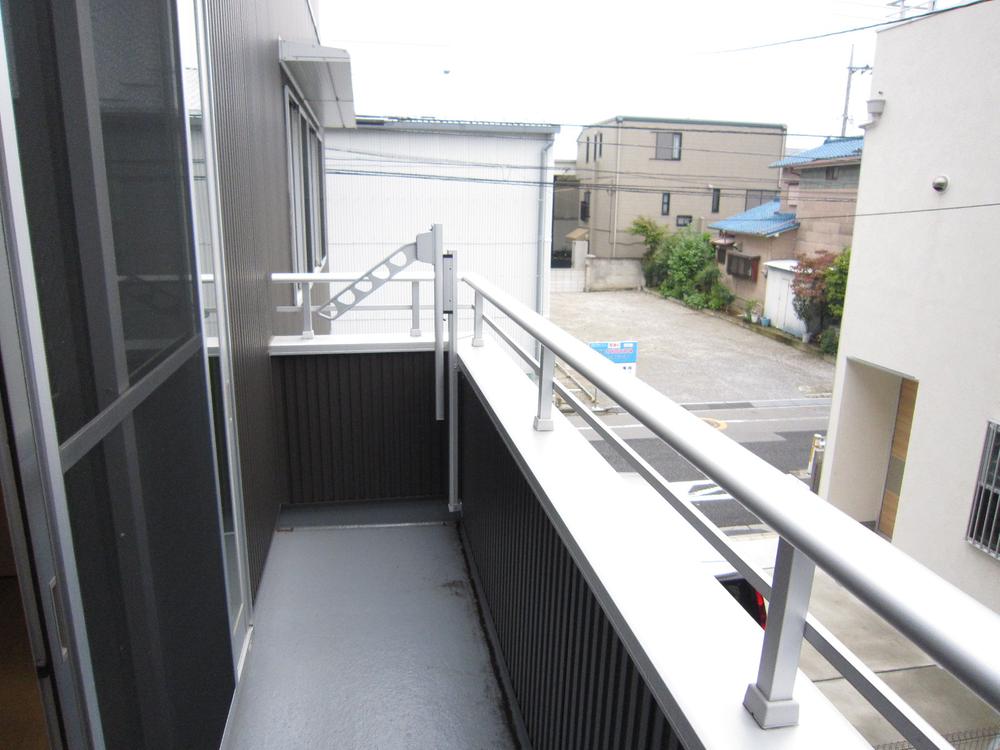 Wash basin, toilet.  ■ balcony