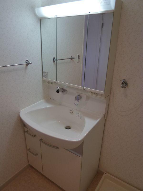 Wash basin, toilet. Independent wash basin mirror is larger