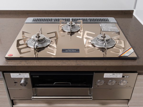 Kitchen.  [3-neck glass top stove grill] By alone the Gotoku of each burner, Improve the cleaning properties. Also, Burner pitch also spread to 300mm, Big pot also is easy to wide layout maneuverability. (Paid option / Application deadline Yes)