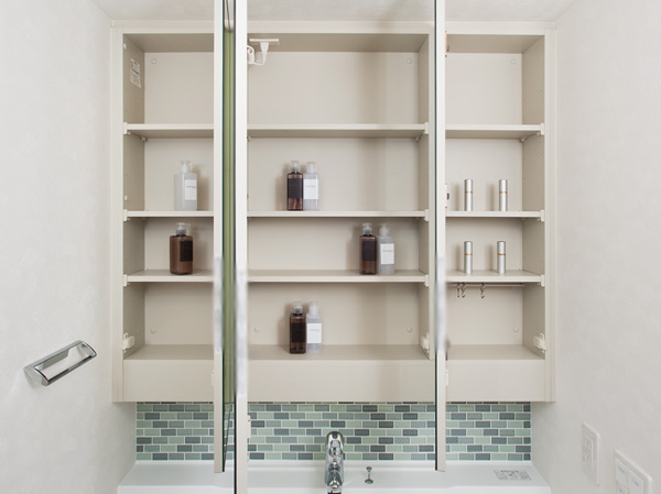 Bathing-wash room.  [Three-sided mirror back storage] Established a cabinet capable of organizing such as skin care and hair care products. Dryer is with multipurpose hook can be stored, etc..