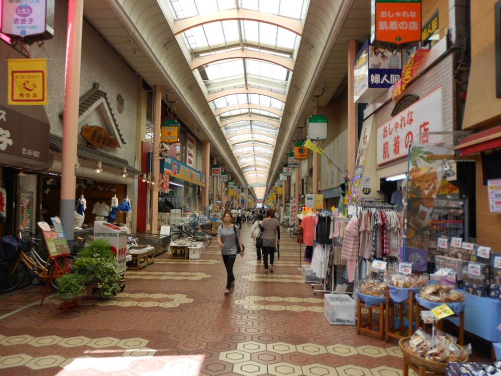 Streets around. Arcade with shopping street of 450m total length of about 450m to Lumiere shopping street. Shopping, of course, Commuting on a rainy day, We need to without getting wet at the time of school.
