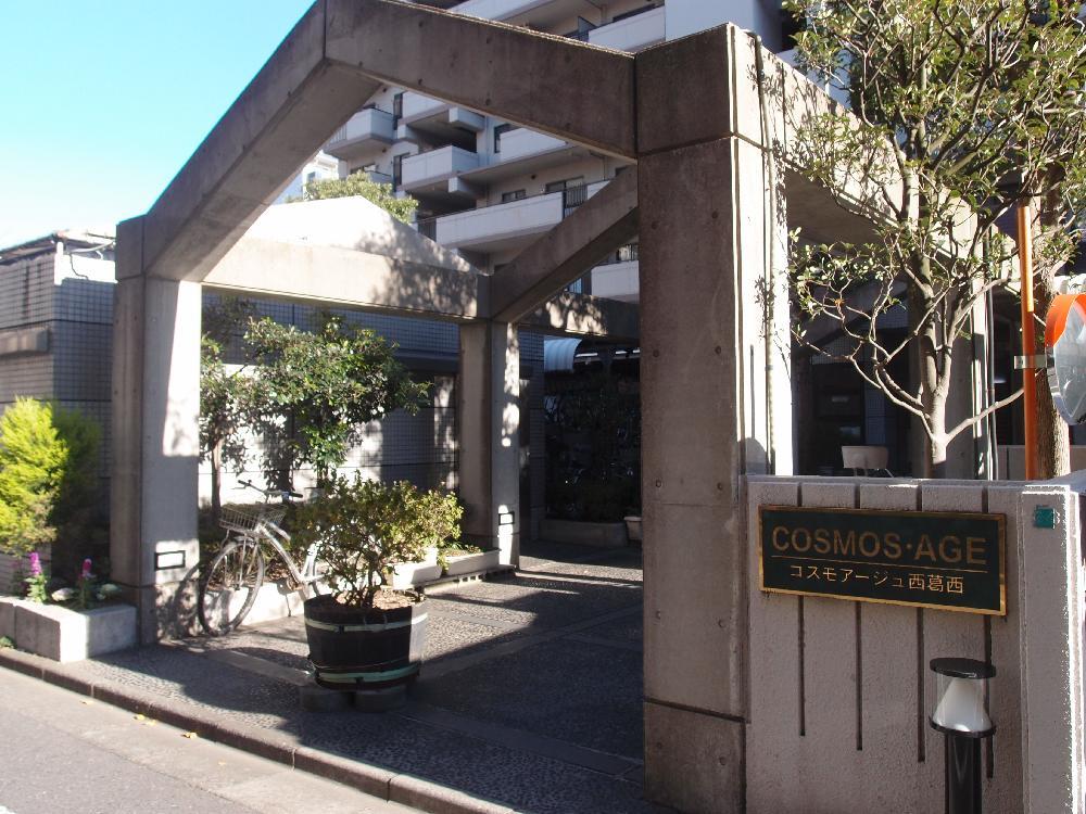 Entrance. Common areas