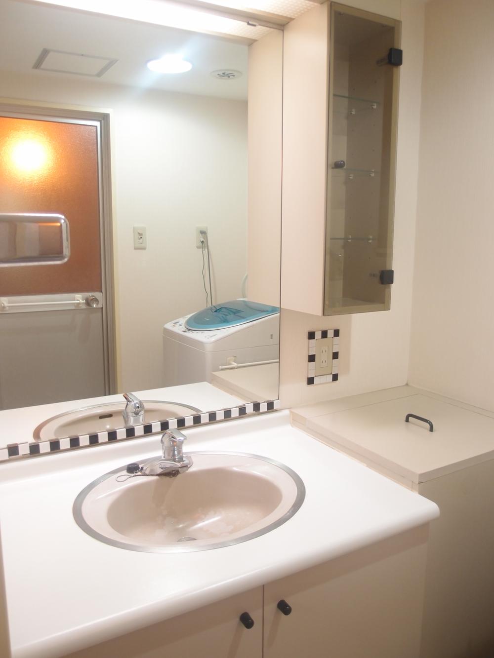 Wash basin, toilet. Indoor (12 May 2013) Shooting