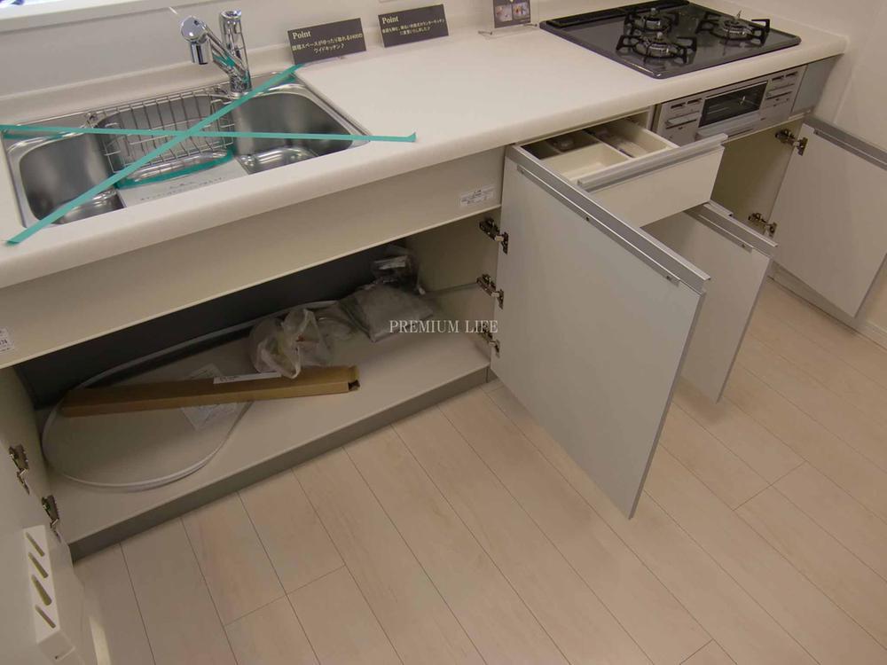 Kitchen. System kitchen storage plenty