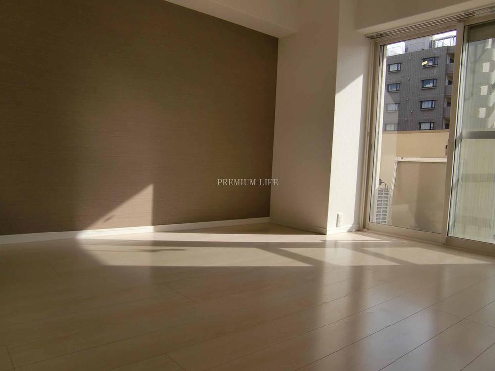 Living. Accent cross impressive living