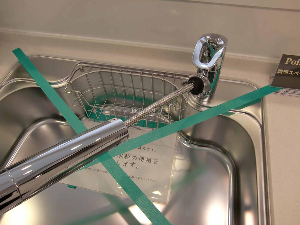 Kitchen. Faucet extend cleaning easily sink