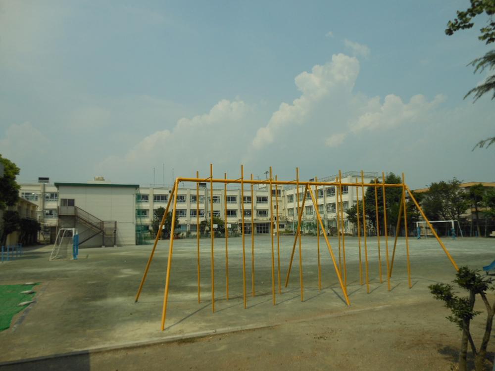 Primary school. 624m to Edogawa Ward Hon'isshoku Elementary School