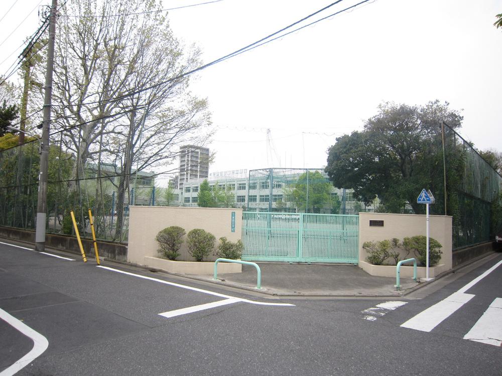 Junior high school. Harue 290m until junior high school