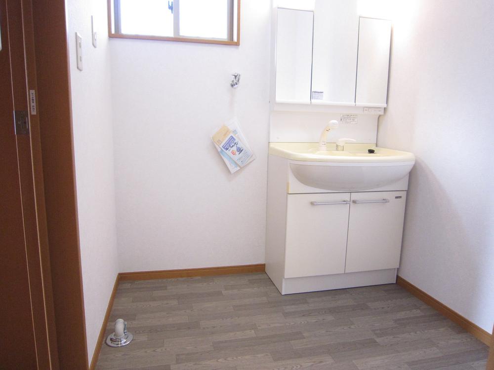 Wash basin, toilet. ■ Click here for a spacious basin dressing room.
