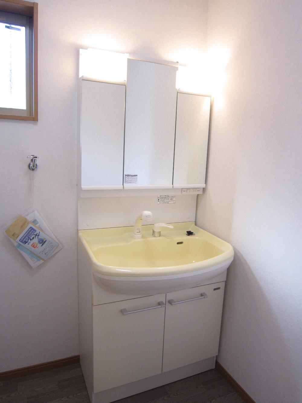Wash basin, toilet. ■ Shampoo is Dresser