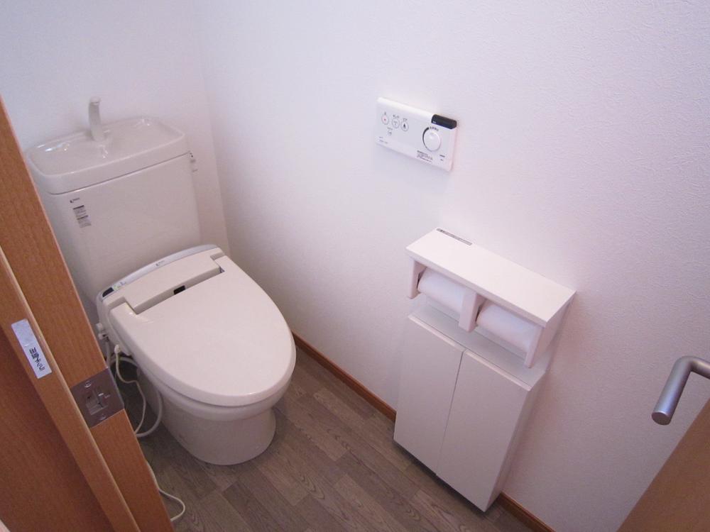 Toilet. ■ 1st floor tray