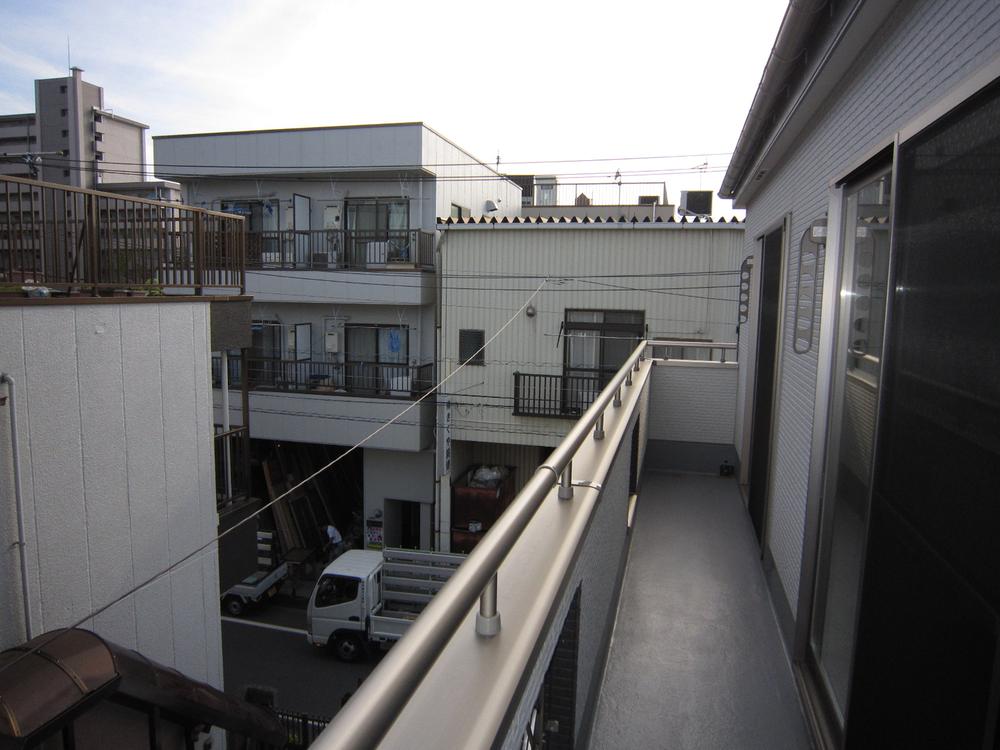 Balcony. ■ 3rd floor balcony South-facing is good per yang