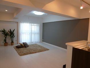 Living. ~ New interior renovation completed ~  View is good per yang for the 11th floor top floor southeast.  About 17.5 Pledge of spacious LDK.  Double sash adopted on the balcony side of the window.