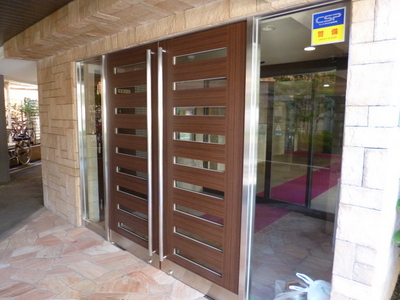 Entrance. Entrance is ☆