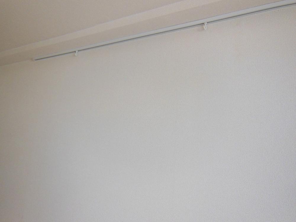 Other introspection. Picture rail, which is provided in the room