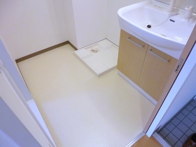 Washroom. Indoor Laundry Storage ・ There dressing room.