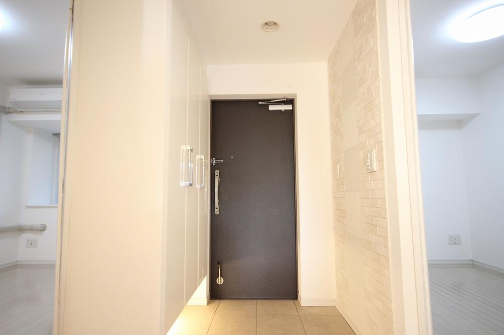 Entrance. In indirect lighting, In bright entrance